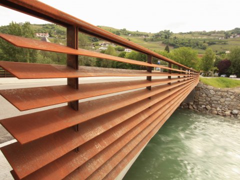 Expansion of the LS 33 Provincial Highway, construction of a new bridge