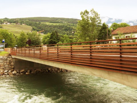 Expansion of the LS 33 Provincial Highway, construction of a new bridge