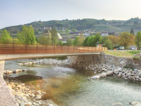 Expansion of the LS 33 Provincial Highway, construction of a new bridge