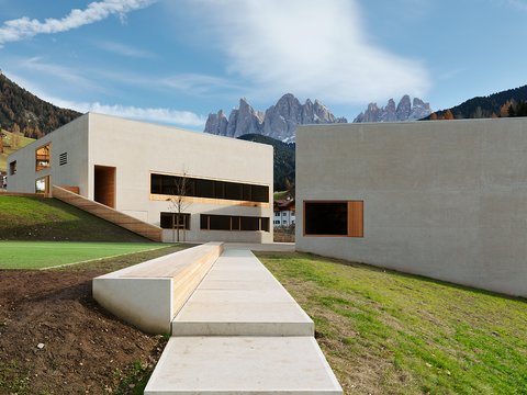 New construction of the Nature Park House and an elementary school 