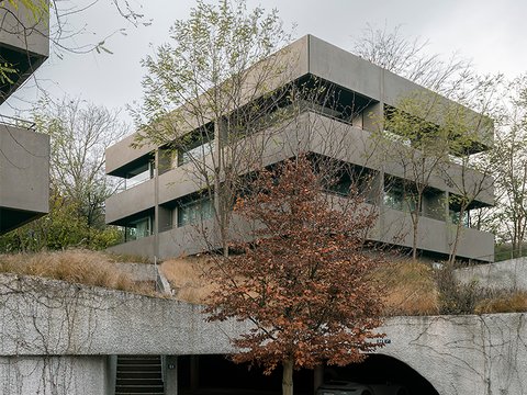 Four two-family dwellings with underground parking garage and two apartments