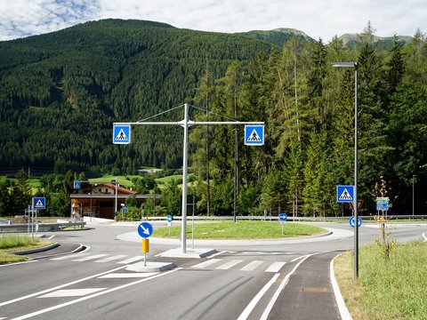 Kreisverkehr an der SS 12 in Freienfeld von km 503 bis km 503,2 ca.