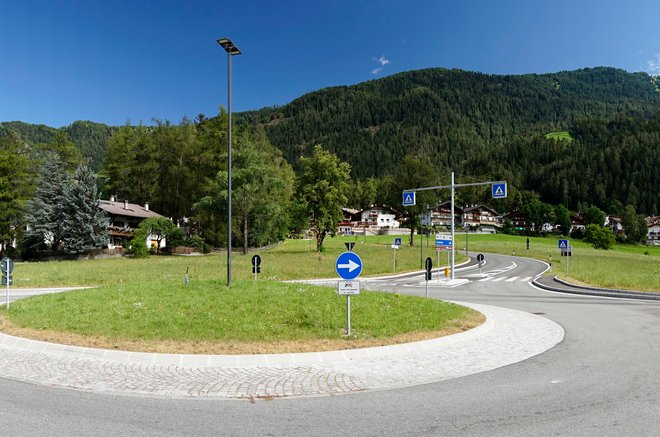 Rotonda sulla SS 12 a Campo di Trens dal km 503 al km 503,2 ca.