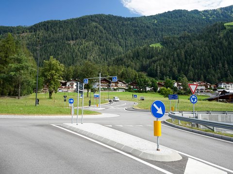 Kreisverkehr an der SS 12 in Freienfeld von km 503 bis km 503,2 ca.