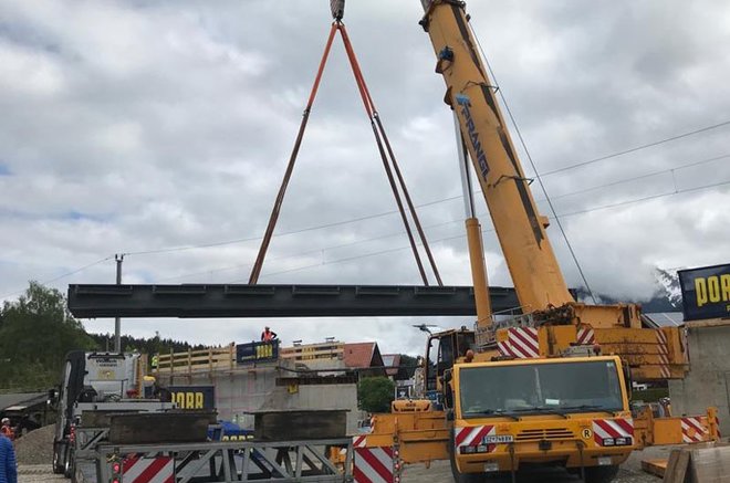 2 Stahlbeton-Fangedämme für den Neubau der EÜ