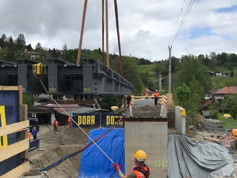 2 Stahlbeton-Fangedämme für den Neubau der EÜ