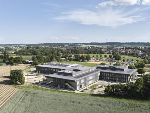 Nuova costruzione di una scuola elementare e media con palestra a tre campi