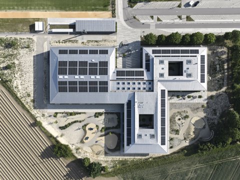 Nuova costruzione di una scuola elementare e media con palestra a tre campi